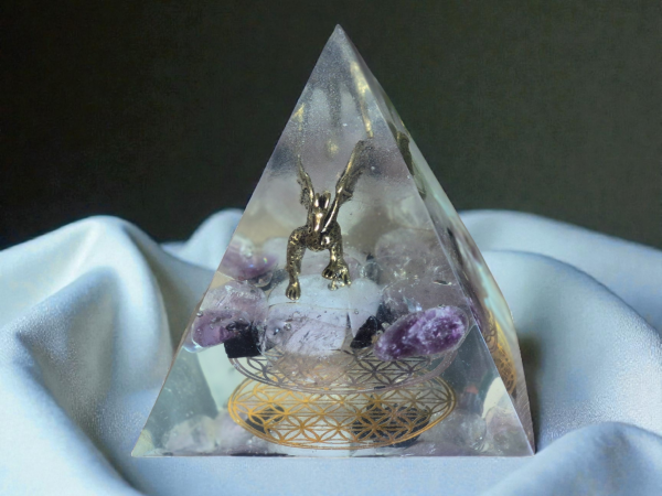 Orgonite pyramide dragon fleur de vie